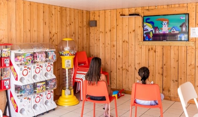 salle TV camping bretagne