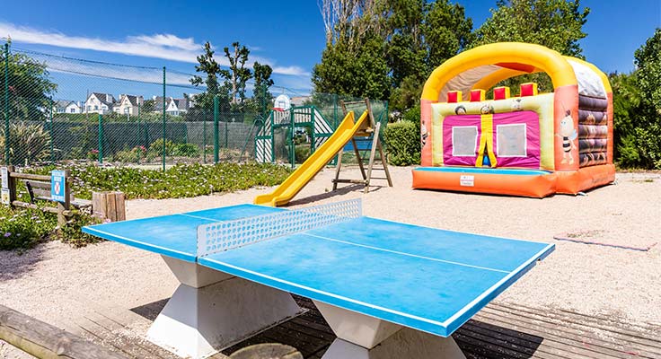 chateau gonflable et table de ping-pong