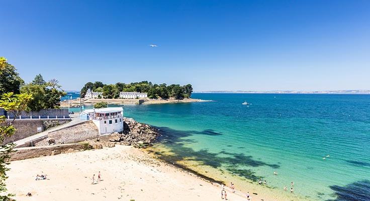 Plage de sable et île dans le Finistère